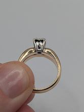 Ladies Elegant 14K Yellow Gold Ring with White Gold Prong Head, 0.10CT VS1 H Color, Sz. 5 Preowned item #249668